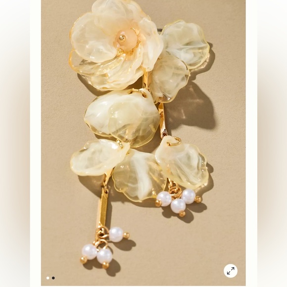 Anthropologie Floral Drop Earrings white/cream 
New unworn - Picture 3 of 6
